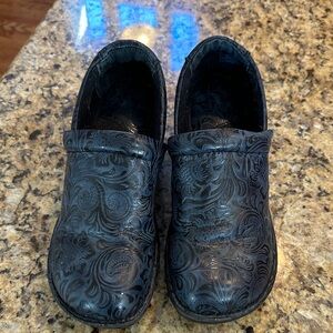boc Blue leather with black floral pattern Clogs